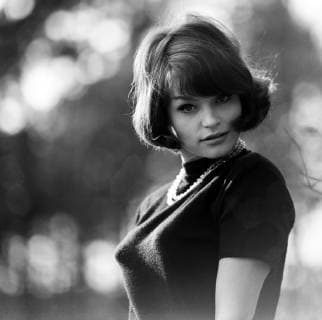 01.04.1963, Berlin, DDR - Angelica Domroese, Schauspielerin. (Angelica Domroese, aussen, Aussenaufnahme, Berlin, DDR, deutsch, Deutsche Demokratische Republik, Deutschland, Domroese, Europa, europaeisch, Fernsehen, Film, Filmschauspielerin, GDR, historisch, Mensch, Persoenlichkeit, Person, pmscartandhistory, Portraet, Portrait, QF, Quadrat, Querformat, s w, Schauspielerin, schwarz weiss, schwarz-weiss, Schwarzweiss, Theaterschauspielerin, Westeuropa, Zeitdokument, Zeitgeschichte) 630401KF535DOMROESE.JPG