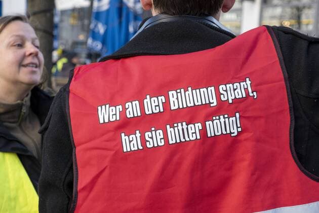 News Themen der Woche KW09 News Bilder des Tages Beschäftige des Sozial- und Erziehungsdienstes, zumeist Lehrer, Erizeher und Mitarbeiter der Jugend- und Sozialdienste bei der Demonstratrion am zweiten Tag des zweitägigen Wanrstreiks in Berlin, bei dem sich auch die Beschäftigten der öffentlichen Verwaltung dem Warnstreik anschlossen. Zum Warnstreik aufgerufen hatten die Gewerkschaften Verdi und GEW. Warnstreik der Beschäftigen des Sozial- und Erziehungsdienstes und der Mitarbeiter der öffentlichen Verwaltung in Berlin