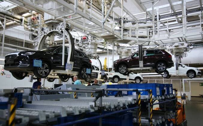 Wolfsburg Niedersachsen Wolfsburg, 01.03.2019, WV Werk, Feature, Abteilung: Halle 8, Montage VW Touran, VW Tiguan, Seat Taracco, Sitzmontage, Lenkradeinbau, Airbageinbau