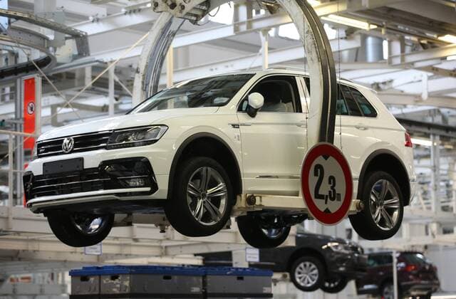 Wolfsburg Niedersachsen Wolfsburg, 01.03.2019, WV Werk, Feature, Abteilung: Halle 8, Montage VW Touran, VW Tiguan, Seat Taracco, Sitzmontage, Lenkradeinbau, Airbageinbau