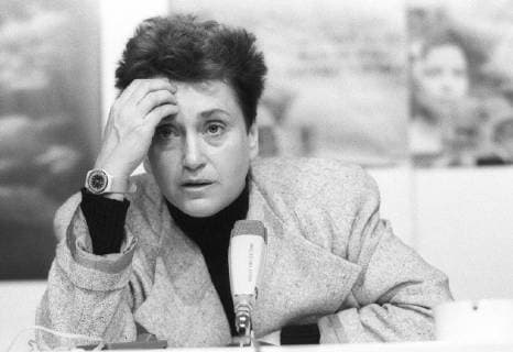 Valie Export (Künstlerin) 02 85 rag Valie Export während der Berliner Filmfestspiele 15. - 26. Februar 1985 Berlin Festspiele Berlinale Österreich Österreicherin österreichische Frau Film Kino Kunst Filmemacherin Regisseurin austrian female artist director quer Portrait halb sitzend sprechend nachdenklich gestikulierend Stirn kratzend sw