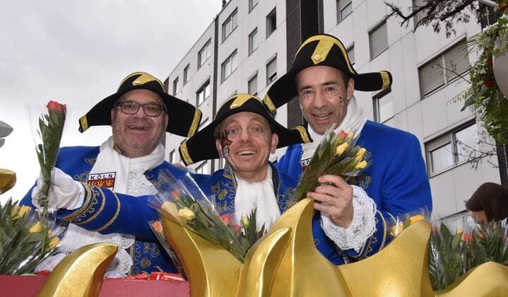 Entertainment Themen der Woche KW10 Entertainment Bilder des Tages Elton, l-r, Bernhard Hoecker und Kai Pflaume, l-r, als Karnevalisten beim traditionellen Rosenmontagszug in Köln, aufgenommen am 04.03.2019. .
