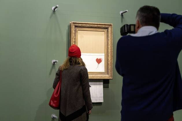 Entertainment Themen der Woche KW10 Entertainment Bilder des Tages DEU, Deutschland, Stuttgart, 07.03.2019: Staatsgalerie Stuttgart mit neuer Attraktion: Das viel-gehypte Kunstwerk Love is in the Bin des Street Art Künstlers Banksy. Die Direktorin der Staatsgalerie, Prof. Dr. Christiane Lange (rechts), bei der Vorstellung. Das zur neuen Ikone erklärte Werk wird als Dauerleihgabe in die Sammlung integriert und hängt derzeit neben einem Gemälde von Rembrandt. Girl with Balloon war Banksys bisher erfolgreichstes Werk. Durch das Schreddern wurde es zu Love is in the Bin.