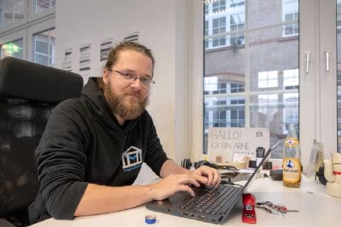 Der Politologe Arne Semsrott vom Verein Open Knowledge Foundation in Berlin (Foto vom 07.02.2019). Der Verein setzt sich fuer offenes Wissen und demokratische Teilhabe im Internet ein. Die Aktivisten haben alle deutschen Gesetze der vergangenen 70 Jahre aus dem Bundesgesetzblatt online gestellt. Duerfen sie das? Denn eigentlich verfuegt ein privater Verlag ueber die Rechte und verdient damit Geld. Jetzt wird die Regierung aktiv. (Siehe epd-Feature vom 07.03.2019) Politologe Arne Semsrott vom Verein Open Knowledge Foundation