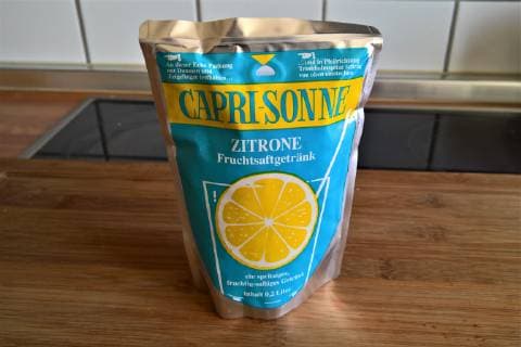 Capri-Sun (Capri Sonne) ist ein Fruchtsaftgetraenk, das 1969 zunaechst in den Geschmacksrichtungen Orange und Zitrone auf den Markt kam und in einem Standbodenbeutel a 200 Milliliter mit Trinkhalm vertrieben wurde. Bestimmte Sorten von Capri Sun sind heute auch im 330ml-Beutel und in der Dose erhaeltlich. Die Marke CapriSun ist im Besitz der Capri Sun Group Holding in der Schweiz, die sich im Privatbesitz von Hans-Peter Wild befindet. In den USA wird Capri Sun in Lizenz von der The Kraft Heinz Company verkauft.