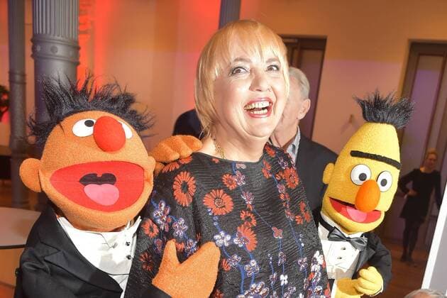 Entertainment Themen der Woche KW12 Entertainment Bilder des Tages 17. Deutscher Hoerfilmpreis Claudia Roth mit Ernie und Bert Ankunft, roter Teppich zum 17. Deutscher Hoerfilmpreis in der Hauptstadtrepraesentanz der Deutschen Telekom in Berlin am 19.03.2019