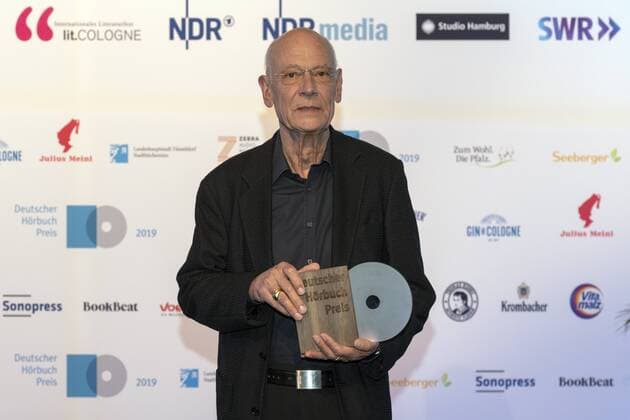 Entertainment Themen der Woche KW12 Deutscher Hörbuchpreis 2019 Im Bild der Schriftsteller und Sprecher Gert Heidenreich, der den Roman des britischen Schriftstellers japanischer Herkunft, Was vom Tage übrig blieb , eingelesen hat. Die Preisverleihungen wurden am 19. März 2019 in feierlichem Rahmen im WDR-Funkhaus vorgenommen. Köln Nordrhein-Westfalen Deutschland