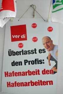 Plakat der Gewerkschaft ver.di in einem Bürogebäude des Containerterminals Bremerhaven.