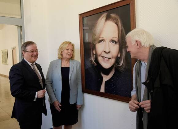 Entertainment Themen der Woche KW12 Entertainment Bilder des Tages Duesseldorf MP a.D.Hannelore Kraft wird in die Galerie mit einer Fotografie des Fotokuenstlers Jim Rakete dargestellt. NRW-Ministerpaesident Armin Laschet,freut sich,gemeinsam mit Ministerpraesidentin a.D.Hannelore Kraft das neue Portraitbild der ersten Regierungschefin Nordrhein-Westfalens in der Staatskanzlei in Duesseldorf am 22.03.2019 vorzustellen.MP a.D.Hannelore Kraft haengt in der Galerie neben Juergen Ruettgers. Copyright: xGottschalk Eibner-Pressefotox EP_uga