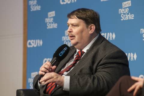 Muenchen, Zeit fuer neue Staerke-Basis-Tour der CSU in der Hans-Seidel-Stiftung v. l. mit Dr. Markus Soeder, Bayerischer Ministerpraesident, Bernd Posselt MdEP und Markus Blume, CSU Generalsekretaer. Zur Europawahl spricht Bernd Posselt