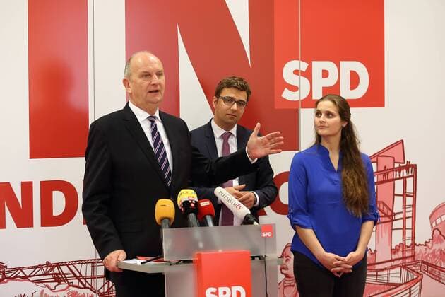 News Themen der Woche KW13 News Bilder des Tages Ministerpräsident Dietmar Woidke (SPD), Generalsekretär Erik Stohn (SPD) und Maja Wallstein (SPD, mögliche Nachrückerin), v.l., während einer Pressekonferenz zum Vorfall um den Brandenburger SPD-Europakandidaten Simon Vaut, Regine-Hildebrandt-Haus, Potsdam, 27. März 2019. PK der Brandenburger SPD zu Simon Vaut