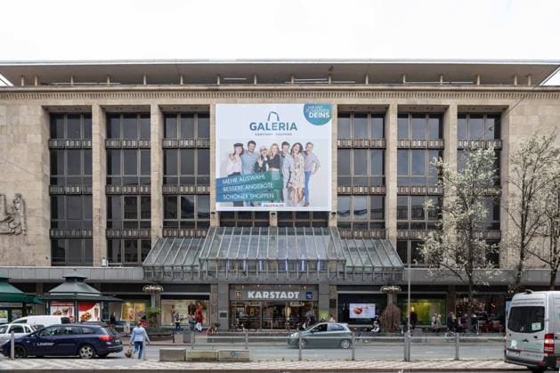 News Themen der Woche KW13 News Bilder des Tages Fusion von Karstadt und Galeria Kaufhof Im November 2018 wurde die Fusion von Karstadt und Kaufhof vom Bundeskartellamt offiziell bestätigt. Durch den Zusammenschluss verfügt der neue Einzelhandelsriese europaweit über 243 Standorte und beschäftigt rund 32.000
