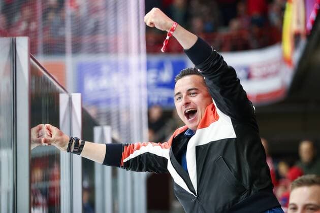 Entertainment Themen der Woche KW13 Entertainment Bilder des Tages KLAGENFURT,AUSTRIA,31.MAR.19 - ICE HOCKEY - EBEL, Erste Bank Eishockey Liga, play off, semifinal, KAC Klagenfurt vs Graz 99ers. Image shows the rejoicing of Andreas Gabalier.