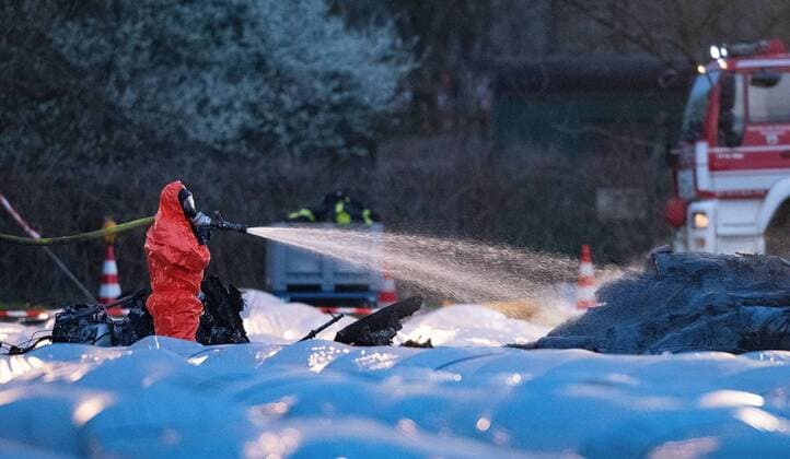 31.03.2019, xfux, News Lokales, Flugzeugabsturz in Erzhausen, emonline, deloka, dekrei, azlahe, delahe, v.l. Am Sonntagnachmittag kam es in einem Feld bei Erzhausen, kurz vor dem Flugplatz Egelsbach zum Absturz eines Kleinflugzeuges. Die sechssitzige Maschine fiel in ein Spargelfeld in Erzhausen bei Darmstadt. Der Flieger stuertze aus bislang ungeklaerten Gruenden ab und brannte nach dem Absturz komplett aus. Bei dem Flugzeugsturz sind drei Menschen verstorben. Erzhausen
