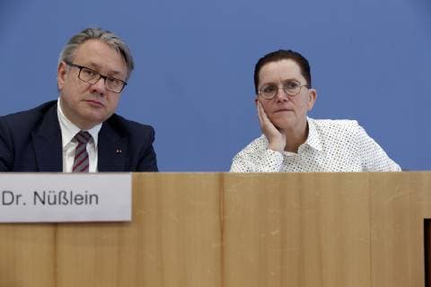 2019-04-01, Berlin, Deutschland - Bundespressekonferenz: Vorstellung des Gesetzentwurfs Organspende - doppelte Widerspruchslösung durch eine Gruppe von Bundestagsabgeordneten verschiedener Parteien. Im Bild