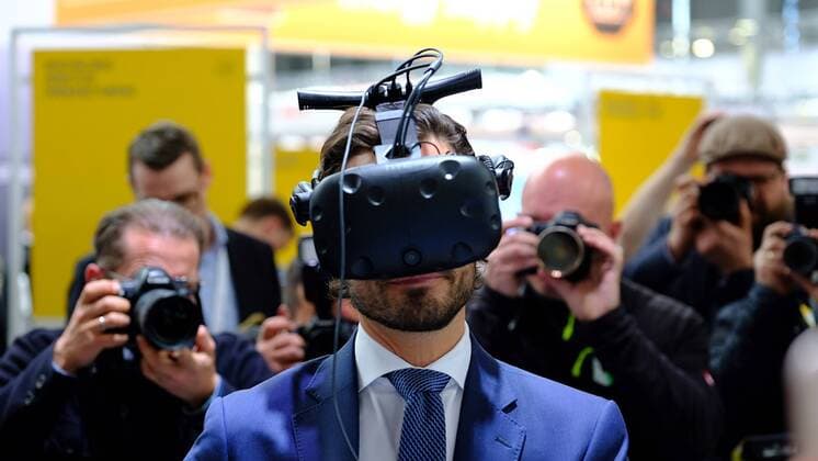 Entertainment Themen der Woche KW14 Entertainment Bilder des Tages 01.04.2019 xkhx Hannover, Messegelände Eröffnungsrundgang auf der Hannover Messe 2019 Carl Philip Edmund Bertil, Prinz von Schweden, Herzog von Värmland hier mit einer Virtual Reality Brillen