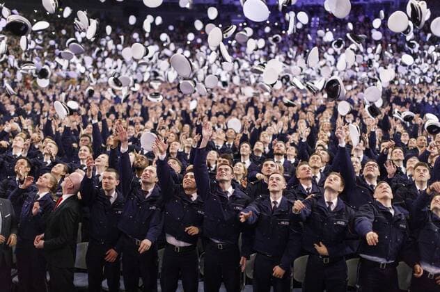 News Themen der Woche KW14 News Bilder des Tages Vereidigung von neuen Kommissaranwärterinnen und Kommissaranwärtern samt traditionellem Mützenwurf in der Lanxess-Arena. Köln, 03.04.2019