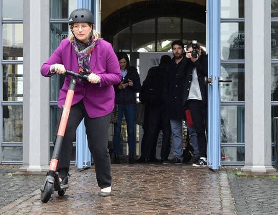 News Themen der Woche KW14 News Bilder des Tages Saarlands Verkehrsministerin Anke Rehlinger leitet am Donnerstag (4.4.2019) die Verkehrsministerkonferenz in Saarbrücken. Nach der Ankunft der Minister mit einem Bus, stand für Rehlinger eine Testfahrt mit einem E-Roller im und vor dem Schloss auf dem Programm.
