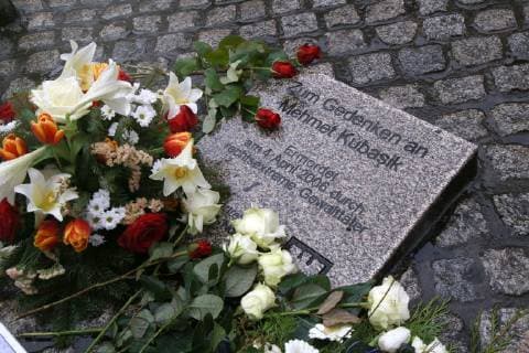 04.04. 2019 Dortmund Am 4. April 2006 wurde der Dortmunder Bürger Mehmet Kubasik von rechtsextremen Gewalttätern in seinem Kiosk an der Mallinckrodtstraße heimtückisch ermordet. Sein Tod jährt sich in dieser Woche zum dreizehnten Mal. Gedenkstein vor dem ehemaligen Kiosk. Hier ist auch der Startpunkt für einen Schweigemarsch zum Mahnmal der Opfer der NSU. Das Denkmal steht vor der Steinwache, in der jetzt die Auslandsgesellschaft ihren Sitz hat. Zur NS-Zeit befand sich hier ein großes GESTAPO-Gefängnis. In Dortmund hat sich ein Bündnis aus 30 Initiativen und Organisationen zusammengetan, um rund um den Tag der Solidarität den Opfern des NSU zu gedenken.