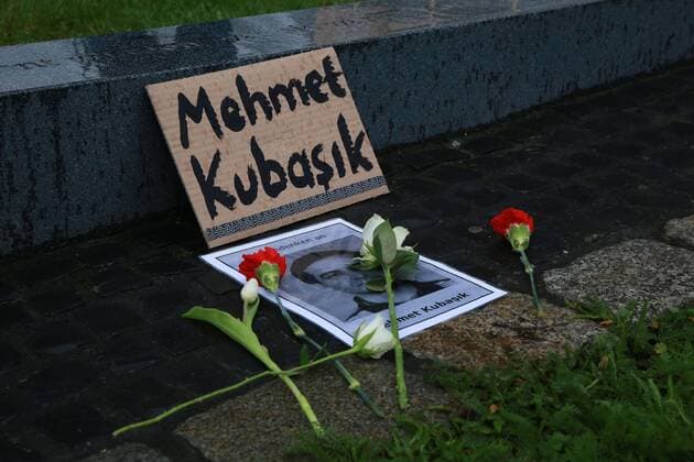 News Bilder des Tages 04.04. 2019 Dortmund Am 4. April 2006 wurde der Dortmunder Bürger Mehmet Kubasik von rechtsextremen Gewalttätern in seinem Kiosk an der Mallinckrodtstraße heimtückisch ermordet. Sein Tod jährt sich in dieser Woche zum dreizehnten Mal. Gedenkstein vor dem ehemaligen Kiosk. Hier ist auch der Startpunkt für einen Schweigemarsch zum Mahnmal der Opfer der NSU. Das Denkmal steht vor der Steinwache, in der jetzt die Auslandsgesellschaft ihren Sitz hat. Zur NS-Zeit befand sich hier ein großes GESTAPO-Gefängnis. Ali Sirin (Planerladen) und Ekincan Genc (Bezent e.V.) sprechen zu den Teilnehmern des Marsches. In Dortmund hat sich ein Bündnis aus 30 Initiativen und Organisationen zusammengetan, um rund um den Tag der Solidarität den Opfern des NSU zu gedenken.