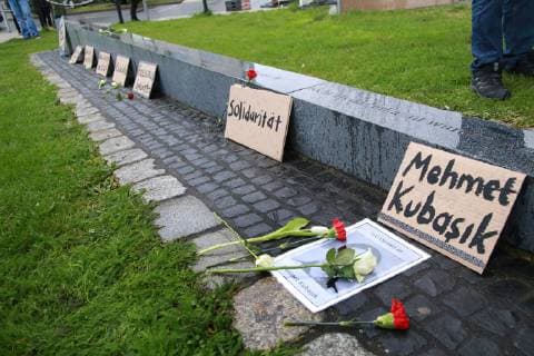 04.04. 2019 Dortmund Am 4. April 2006 wurde der Dortmunder Bürger Mehmet Kubasik von rechtsextremen Gewalttätern in seinem Kiosk an der Mallinckrodtstraße heimtückisch ermordet. Sein Tod jährt sich in dieser Woche zum dreizehnten Mal. Gedenkstein vor dem ehemaligen Kiosk. Hier ist auch der Startpunkt für einen Schweigemarsch zum Mahnmal der Opfer der NSU. Das Denkmal steht vor der Steinwache, in der jetzt die Auslandsgesellschaft ihren Sitz hat. Zur NS-Zeit befand sich hier ein großes GESTAPO-Gefängnis. In Dortmund hat sich ein Bündnis aus 30 Initiativen und Organisationen zusammengetan, um rund um den Tag der Solidarität den Opfern des NSU zu gedenken.
