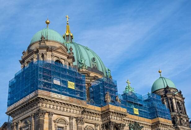 Der Berliner Dom leidet massiv unter Rissen, undichten Fugen und abbroeckelnden Gesteinsteilen (Foto vom 31.02.2019). Die Schaeden waren in den vergangenen Jahren schrittweise im Zuge anderer Sanierungsarbeiten festgestellt worden. Es werden 1,6 Millionen Euro fuer Sanierungsarbeiten gebraucht. Die Deutsche Stiftung Denkmalschutz und die Domgemeinde starten nun eine bundesweite Spendenaktion. Der Berliner Dom