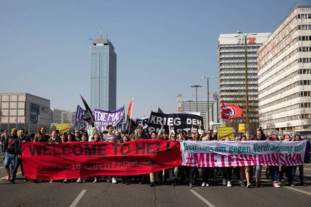 News Themen der Woche KW14 News Bilder des Tages Grossdemo Mietenwahnsinn Mehrere zehntausend Menschen protestieren in Berlin unter dem Motto Mietenwahnsinn stoppen . Die Demonstranten protestieren gegen steigende Mieten und Verdrängung. Im Rahmen der Demonstration beginnt auch die Unterschriftensammlung für das Volksbegehren Deutsche Wohnen & Co enteignen, das eine Enteignung von Immobilienfirmen die mehr als 3000 Wohnung in der Stadt besitzen fordert. Berlin Berlin Deutschland