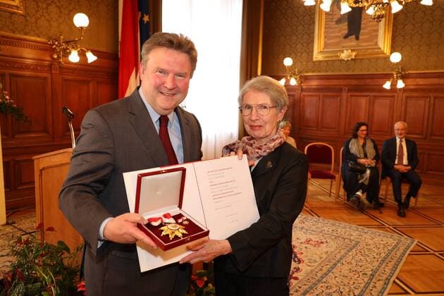 Entertainment Themen der Woche KW15 Entertainment Bilder des Tages Goldene Ehrenzeichen an Barbara Frischmuth Wien, Rathaus, 09. 04. 2019 Michael LUDWIG, Barbara FRISCHMUTH