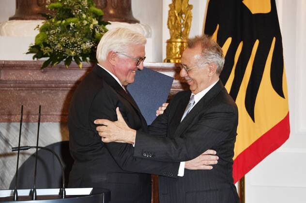 Entertainment Themen der Woche KW15 Entertainment Bilder des Tages Frank-Walter Steinmeier und Dieter Kosslick bei der Verleihung des Verdienstordens der Bundesrepublik Deutschland an Dieter Kosslick im Schloss Bellevue. Berlin, 10.04.2019