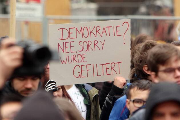 News Themen der Woche KW15 News Bilder des Tages Demonstration der Partei die Piraten gegen die Urheberrechtsreform der EU Europäische n Union in Stuttgart, Baden Württemberg, Deutschland: Demonstranten mit Plakat Demokratie? nein, wurde gefiltert.