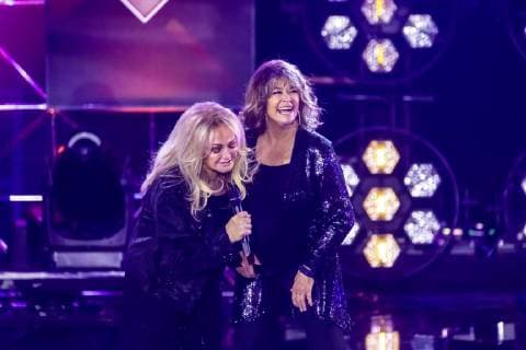 DEU, Deutschland, Offenburg, 12.04.2019 - Wencke Myhre (rechts), Bonnie Tyler. 50 Jahre ZDF-Hitparade. Mit einer großen Samstagabend-Jubiläumsshow feiert der senden den Geburtstag des TV-Klassikers. Thomas G o t t s c h a l k moderiert die Sendung mit Schlagern und Hitparaden-Lieblingen. Ausgestrahlt wird die Sendung am 27. April 2019, Aufzeichnung war in der Baden- Arena in Offenburg.