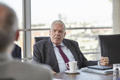 Klaus-Michael Kühne im Interview DEU, Deutschland, Hamburg, 01.09.2017: Klaus-Michael Kühne und Karl Gernandt im Gespräch mit den Handelsblatt-Redakteuren Thomas Tuma und Christoph Schlautmann. Im Bild: Kühne. Das Foto wurde im Hauptgebäude der Kühne + Nagel (AG & Co.) KG, Großer Grasbrook 11-13 in Hamburg aufgenommen.