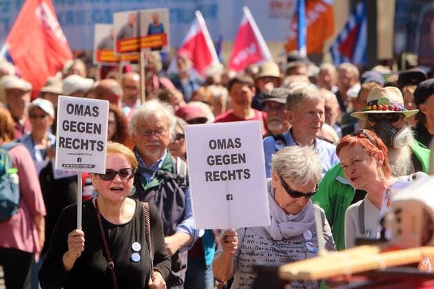 News Themen der Woche KW16 News Bilder des Tages Ostermarsch der Friedensbewegung in Stuttgart, Baden Württemberg, Deutschland: Seniorinnen mit Plakat Omas gegen Rechts