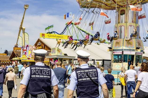 News Themen der Woche KW17 News Bilder des Tages DEU, Deutschland, Baden-Württemberg, Stuttgart, 22.04.2019 - 81. Stuttgarter Frühlingsfest auf dem Cannstatter Wasen. Nach Angaben des Veranstalter Europas größtes Frühlingstfest. Bis zum 12. Mai erwarten die rund 240 Schausteller, Wirte und Marktkaufleute wie im Vorjahr rund 1,6 Millionen Besucher. Polizisten sorgen für die Sicherheit der Besucher.