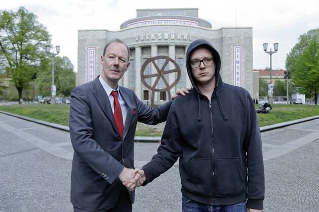 Entertainment Themen der Woche KW17 Entertainment Bilder des Tages 23.04.2019, Berlin, Deutschland - Pressetermin, Die PARTEI startet in den EU-Wahlkampf, mit dem Vorsitzenden Martin Sonneborn und dem Comedian Nico Semsrott. Foto: v.l. Martin Sonneborn, Vorsitzender von Die PARTEI und der Comedian Nico Semsrott, anlaesslich eines Pressetermins zum Start der Spasspartei Die PARTEI in den EU-Wahlkampf, vor der Volksbuehne in Berlin.