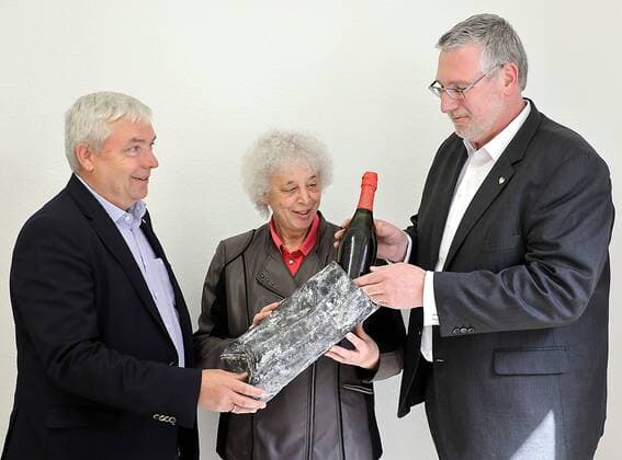 News Themen der Woche KW17 News Bilder des Tages 23.04.2019 Nebra in einer Zeitkapsel, die bei Brückenarbeiten gefunden wurde , fand man eine Flasche Sekt von 1886 aus Freyburg foto: vlnr Ulrich wiegel GF Rotkäppchen, BM Nebra Antje Scheschinski , GF Rotkäppchen Dr. Mike Eberle copyright