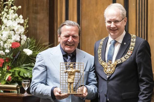 News Themen der Woche KW17 News Bilder des Tages Gerhard Schröder und Stefan Schostok mit Bronzeplastik der Landeshauptstadt Hannover Ich will da rein beim Empfang zum 75. Geburtstag von Ehrenbürger und Bundeskanzler a.D. Gerhard Schröder im Neuen Rathaus. Hannover, 24.04.2019