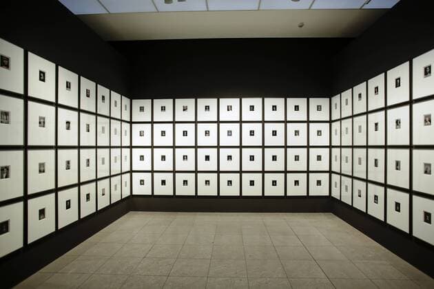 Entertainment Themen der Woche KW17 Entertainment Bilder des Tages 25.04.2019, Berlin, Deutschland - Pressevorbesichtigung zur Ausstellung, Andreas Muehe. Mischpoche, im Hamburger Bahnhof - Museum fuer Gegenwart Ð Berlin. In zwei grossformatigen fotografischen Familienportraits vereint Andreas Muehe, Sohn des verstorbenen Schauspielers Ulrich Muehe, die lebenden wie verstorbenen Mitglieder seiner Familie, muetterlicher- und vaeterlicherseits. Die bereits verstorbenen Personen liess er, von Fotovorlagen ausgehend, in einem komplexen und intensiven Produktionsprozess als verblueffend lebensecht anmutende Skulpturen nachbilden. Foto: Blick in die Ausstellung Andreas Muehe. Mischpoche, im Hamburger Bahnhof - Museum fuer Gegenwart Ð Berlin.