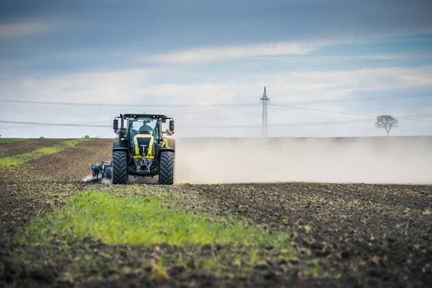 News Themen der Woche KW17 News Bilder des Tages Dürre in Deutschland, ausgetrocknete Felder in Thüringen LANDWIRTSCHAFT DÜRRE 25 04 2019 - Thüringen: Ein Landwirt pflügt sein trockenes Feld in Thüringen. _________________
