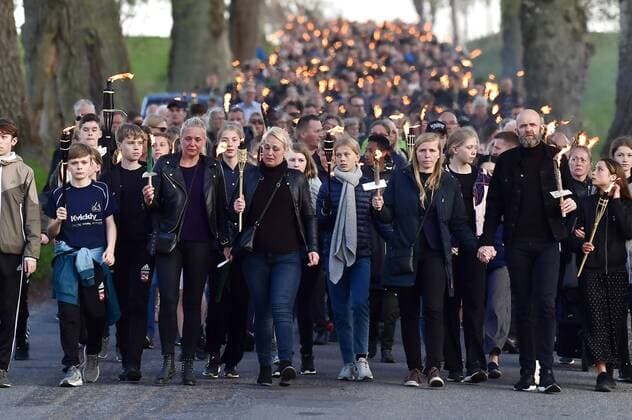 Entertainment Themen der Woche KW17 News Bilder des Tages Borgergruppe i familien Holch Povlsens hjemby, Stavtrup, afholder en mindebegivenhed for at vise medfoelelse, torsdag den 25. april 2018.. , Stavtrup Copyright: BoxAmstrupx cop104 spdk20190425-203004-L