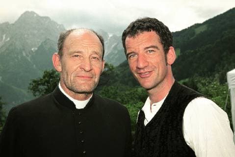 NEUES AUS DER PRODUKTION: Nach dem Roman Ein Verrückter von Josef Ruederer Im Auftrag von ORF, BR und KirchMedia entsteht derzeit in Osttirol das TV-Alpendrama Franz und Anna . Erzählt wird die Liebesgeschichte zwischen der jungen Bauerntochter Anna, die sich in den Hilfslehrer Franz verliebt. Franz ist seit Jahren als engagierter Lehrer um die Kinder des Bergdorfes bemüht. Dem Dorfpfarrer und Schulleiter Kleiber ist dies ein Dorn im Auge. So nützt er jede Gelegenheit, dem fortschrittlichen Lehrer die Zukunft zu vermiesen. Bild: MICHAEL MENDL als Pfarrer Kleiber und HEIO VON STETTEN als Franz. 1767 Überschrift: FRANZ UND ANNA Copyright: KPA !AUFNAHMEDATUM GESCHÄTZT! UnitedArchives00893008