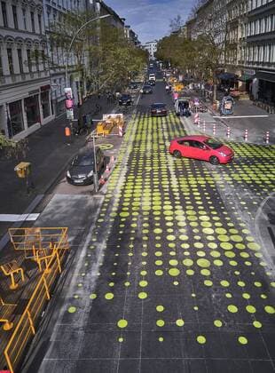News Themen der Woche KW17 News Bilder des Tages Berlin, Kreuzberg, Bergmannstrasse, Verkehrszeichen in Grün, Streetart oder Verkehrsberuhung, 26.4.2019