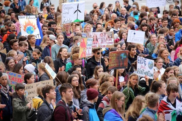 News Themen der Woche KW17 News Bilder des Tages b.a. Fridays for future - auch in den Schulferien Auch in den Schulferien versammelten sich wieder mehrere hundert Jugendliche, Lehrer und Eltern am 26. April auf dem Münchner Odeonsplatz, um für den Klimaschutz zu demonstrieren Foto: Michael Westermann