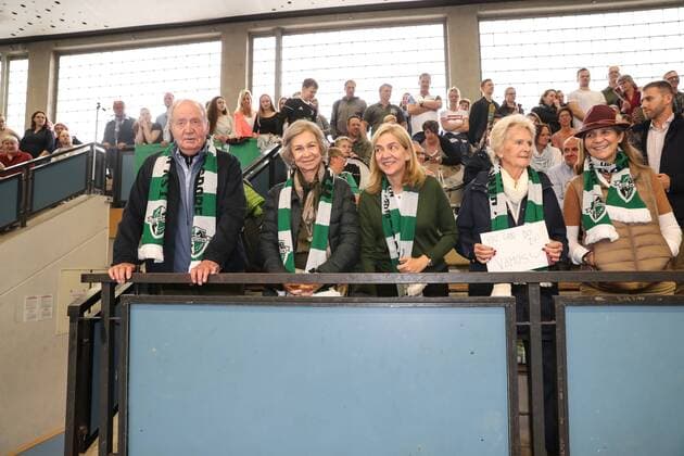 Entertainment Themen der Woche KW17 Entertainment Bilder des Tages Spaniens EX König Juan Carlos mit seiner Frau Sophia und den Töchtern Elena und Cristina kommen zum Handballspiel des Enkels , Der 18-Jährige Pablo Urdangarin, spielt bei den A-Junioren der TSV Hannover-Burgdorf und steht am Sonnabend mit seiner Mannschaft gegen die HSG Wetzlar im Viertelfinale der Deutschen Meisterschaft.von links: Juan Carlos I , Sophia von Griechenland, Cristina v on Spanien, Großmutter Claire Liebaert Coutain, Elena von Spanien,