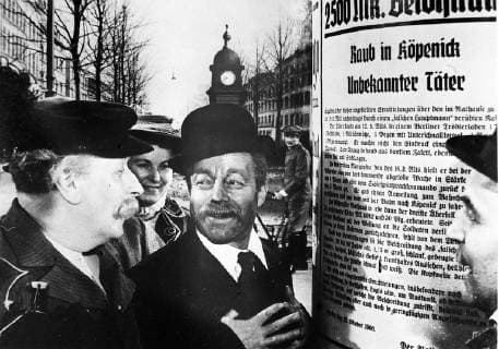 DER HAUPTMANN VON KÖPENICK D 1956 - Helmut Käutner Der Schuhmacher Wilhelm Voigt hält im Jahre 1906 in einer alten Hauptmannsuniform auf der Straße einige Soldaten an, besetzt mit ihnen das Rathaus von Köpenick, verhaftet den Bürgermeister und beschlagnahmt die Stadtkasse. Foto: Szene mit Wilhelm Voigt (HEINZ RÜHMANN, M.) Regie: Helmut Käutner DER HAUPTMANN VON KÖPENICK D 1956 Copyright: KPA !AUFNAHMEDATUM GESCHÄTZT! Nur redaktionelle Nutzung im Zusammenhang mit dem Film. Editorial usage only and only related to the movie. Im Falle anderer Verwendungen, kontaktieren Sie uns bitte. For other uses, please contact us. UnitedArchives00880043