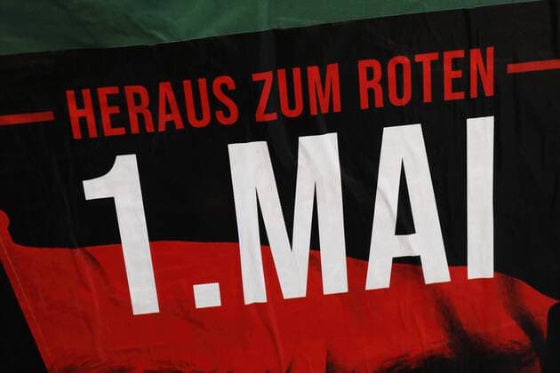 Plakate zum 1. Mai - Berlin, Deutschland, DEU, GER, 16.04.2019 - Berlin: Plakatwerbung für Demonstration am 1. Mai auf den Straßen der Hauptstadt. - Plakat mit dem Aufruf: HERAUS ZUM ROTEN 1.MAI - 13 UHR KARL MARX PLATZ - 90 JAHRE BLUTMAI - NEUKÖLLN VERGISST NICHT 1. Mai Plakate - Berlin