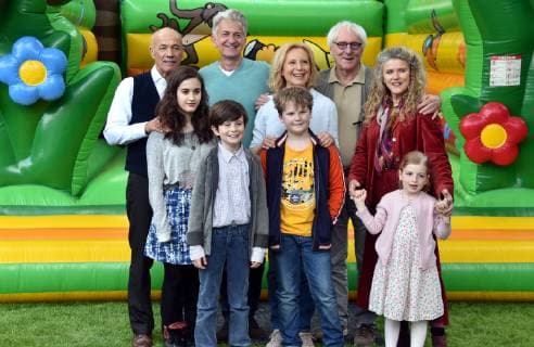 Schauspieler Heiner Lauterbach, l-r, Dominic Raacke, Maren Kroymann, Günther Maria Halmer und Barbara Sukowa, und die Kinder Bruno Gründer, Maya Lauterbach, Julius Weckauf posiert am 30.04.2019 in Köln am Set des Films Enkel für Anfänger