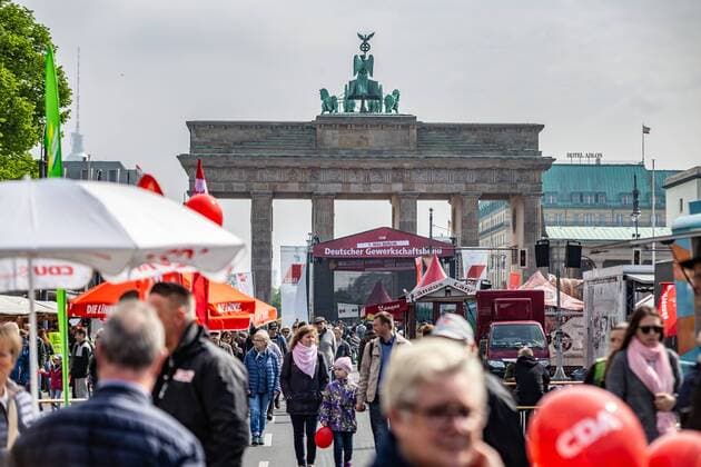 1. Mai am Brandenburger Tor, Kundgebung der DGB Berlin Tiergarten Deutschland