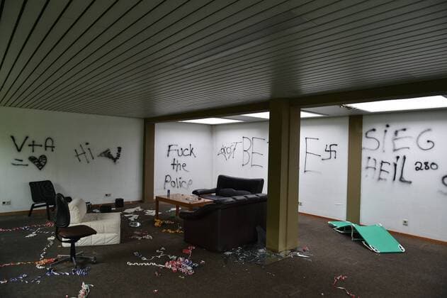 News Themen der Woche KW18 News Bilder des Tages Ein Drehort des saarländischen Tatorts ist in den vergangenen Tagen zum wiederholten Mal zu einem echten Tatort geworden. Mehrere Jugendliche haben das in einem leerstehenden Gebäude in Sulzbach untergebrachte Kommissariat verwüstet, hier Bilder von Donnerstag (2.5.2019). Auswirkungen auf die kommende Tatort-Folge des SR hat das allerdings nicht, so der SR.
