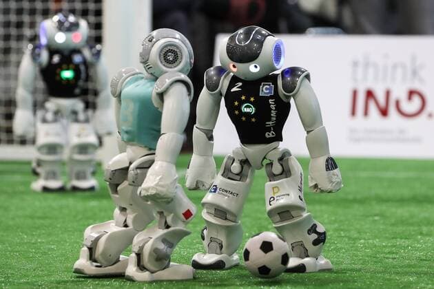 News Themen der Woche KW18 News Bilder des Tages Fussball Roboter spielen Fussball hier die Teams von B-Human (Schwarze Trikots) vs. Berlin United Endstand 7-0 - RoboCup German Open 2019 in den Messehallen in Magdeburg - Fotografiert am 03.05.2019